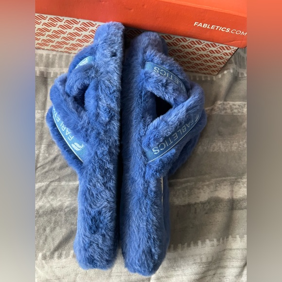 Brand new with box Fabletics Criss Cross slippers - Picture 5 of 6